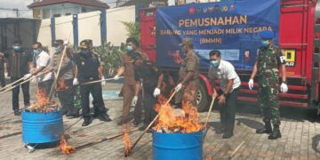Petugas Bea Cukai Blitar memusnahkan 1,9 juta batang rokok ilegal hasil penindakan di Jawa Timur