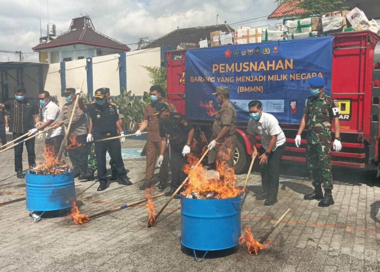 Petugas Bea Cukai Blitar memusnahkan 1,9 juta batang rokok ilegal hasil penindakan di Jawa Timur