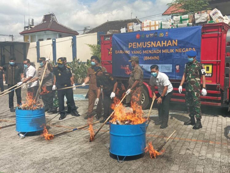Petugas Bea Cukai Blitar memusnahkan 1,9 juta batang rokok ilegal hasil penindakan di Jawa Timur