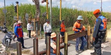 Petugas KAI Daop 7 Madiun menutup permanen perlintasan liar di KM 172+5 petak Kras-Ngadiluwih, Kabupaten Kediri, setelah kecelakaan yang menewaskan seorang pengendara motor