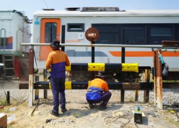 Petugas KAI Daop 7 Madiun menutup perlintasan sebidang JPL 302 di Desa Muneng, Kecamatan Papar, Kabupaten Kediri menggunakan patok rel dan bantalan besi