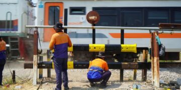Petugas KAI Daop 7 Madiun menutup perlintasan sebidang JPL 302 di Desa Muneng, Kecamatan Papar, Kabupaten Kediri menggunakan patok rel dan bantalan besi