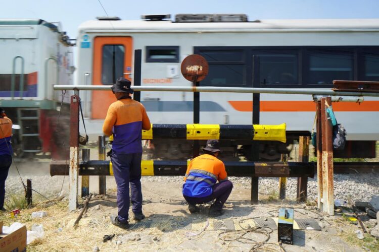 Petugas KAI Daop 7 Madiun menutup perlintasan sebidang JPL 302 di Desa Muneng, Kecamatan Papar, Kabupaten Kediri menggunakan patok rel dan bantalan besi