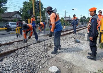 Petugas KAI Daop 7 Madiun menutup perlintasan liar di Talun Kabupaten Blitar menggunakan patok rel dan palang besi
