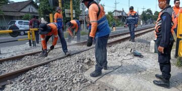 Petugas KAI Daop 7 Madiun menutup perlintasan liar di Talun Kabupaten Blitar menggunakan patok rel dan palang besi