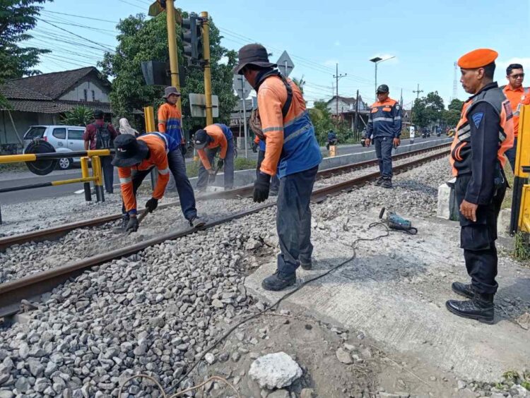 Petugas KAI Daop 7 Madiun menutup perlintasan liar di Talun Kabupaten Blitar menggunakan patok rel dan palang besi