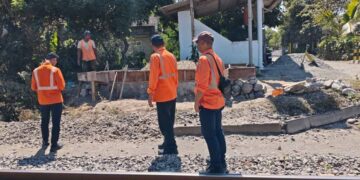Petugas KAI Daop 7 meninjau JPL 172 Talun Garum Kabupaten Blitar