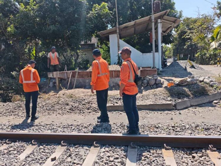 Petugas KAI Daop 7 meninjau JPL 172 Talun Garum Kabupaten Blitar