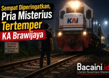 Petugas mengevakuasi korban tertemper KA Brawijaya di jalur rel Desa Buntaran Kecamatan Rejotangan Tulungagung