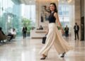 Seorang perempuan mengenakan high heels, celana wide-leg, dan kuku akrilik sebagai ilustrasi tren fashion yang berisiko bagi kesehatan