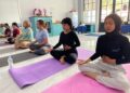 Komunitas yoga di kantor redaksi Bacaini.ID