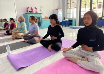 Komunitas yoga di kantor redaksi Bacaini.ID