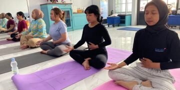 Komunitas yoga di kantor redaksi Bacaini.ID