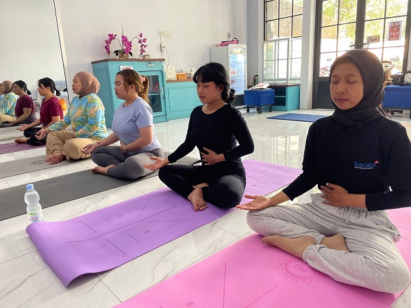 Komunitas yoga di kantor redaksi Bacaini.ID