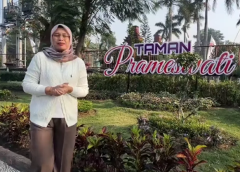 Kepala DLHKP Kota Kediri Indun Munawaroh memberi penjelasan Taman Prameswati. Foto: IG@dlhkp_kotakediri