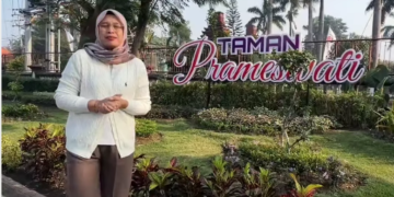 Kepala DLHKP Kota Kediri Indun Munawaroh memberi penjelasan Taman Prameswati. Foto: IG@dlhkp_kotakediri