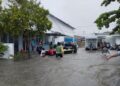 Tim gabungan melakukan evakuasi warga yang terdampak banjir di sejumlah wilayah di Kota Padang pada Senin (3/8). Foto: BPBD Kota Padang