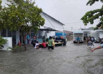 Tim gabungan melakukan evakuasi warga yang terdampak banjir di sejumlah wilayah di Kota Padang pada Senin (3/8). Foto: BPBD Kota Padang