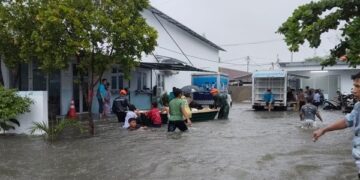Tim gabungan melakukan evakuasi warga yang terdampak banjir di sejumlah wilayah di Kota Padang pada Senin (3/8). Foto: BPBD Kota Padang