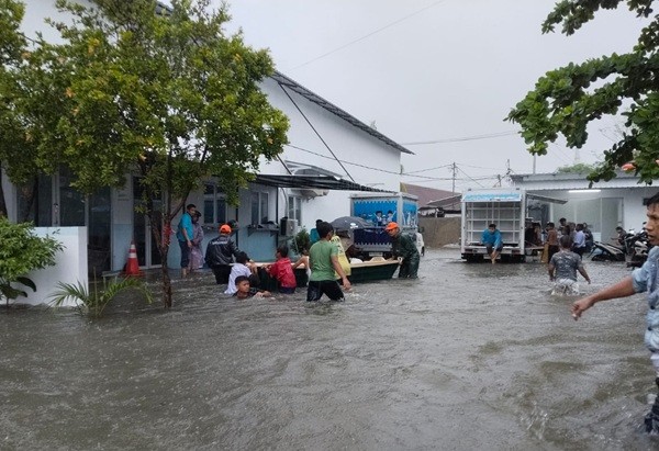 Tim gabungan melakukan evakuasi warga yang terdampak banjir di sejumlah wilayah di Kota Padang pada Senin (3/8). Foto: BPBD Kota Padang