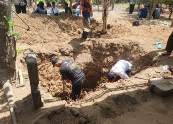 Pembongkaran makam kuno di Desa Sembung, Tulungagung. Foto: bacaini/Fikri
