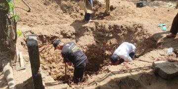 Pembongkaran makam kuno di Desa Sembung, Tulungagung. Foto: bacaini/Fikri
