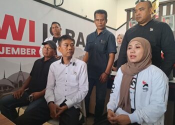 Ketua DPD PSI Jember, Fera Eka Aulina beserta jajaran pengurus DPD PSI Jember. Foto: Bacaini/Mega