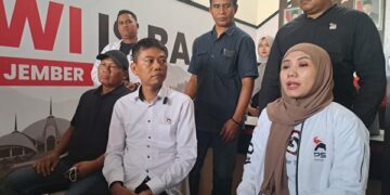 Ketua DPD PSI Jember, Fera Eka Aulina beserta jajaran pengurus DPD PSI Jember. Foto: Bacaini/Mega