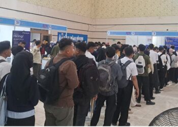 Antrian pendaftar Job Fair di Jember