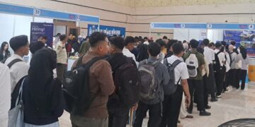 Antrian pendaftar Job Fair di Jember