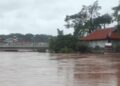 Badai Narra melanda Vietnam Utara dan menyebabkan banjir serta tanah longsor