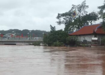 Badai Narra melanda Vietnam Utara dan menyebabkan banjir serta tanah longsor