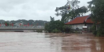 Badai Narra melanda Vietnam Utara dan menyebabkan banjir serta tanah longsor