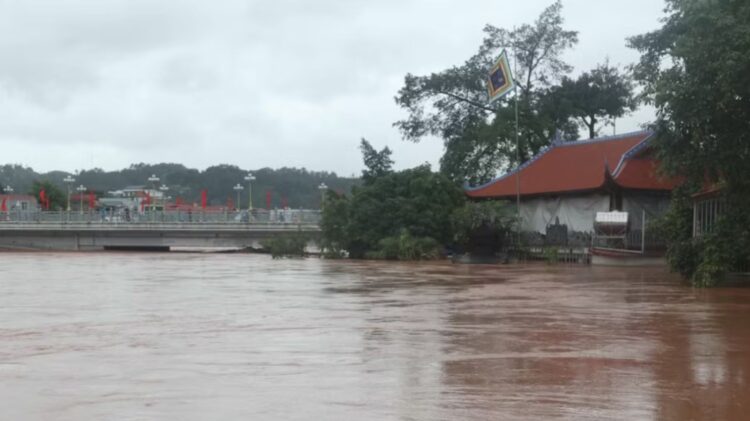 Badai Narra melanda Vietnam Utara dan menyebabkan banjir serta tanah longsor