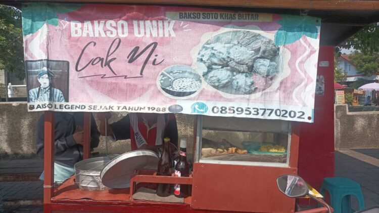 Bakso Unik Cak Ni Blitar dengan kuah soto resep Madura