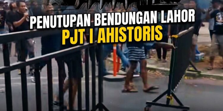 Massa membuka portal Bendungan Lahor