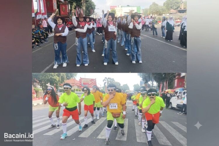 kostum koboi dan pelari kalcer warga Karanglo dalam gerak jalan HUT ke-81 RI di Blitar