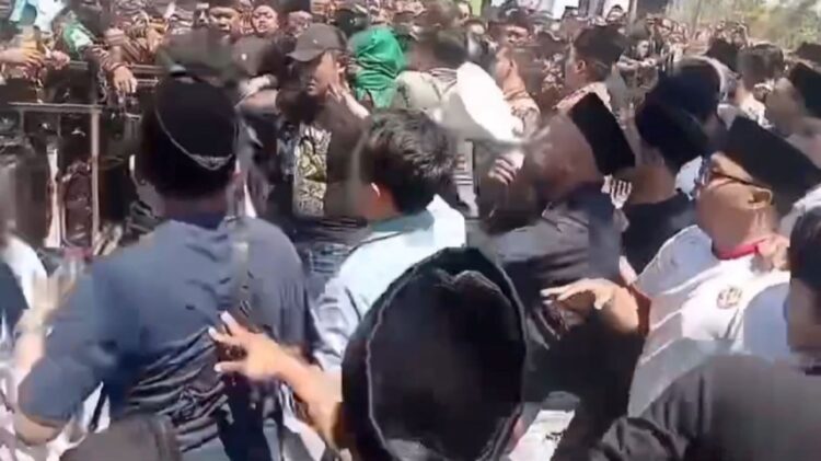Gus Yahya meminta pendukung Gus Yusuf tenang saat ricuh Muktamar ke-35 NU di Tambakberas Jombang