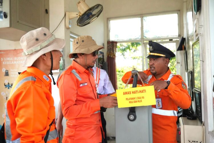VP KAI Daop 7 Madiun Ali Afandi melakukan inspeksi jalur kereta api Madiun-Kertosono menggunakan lori dresin