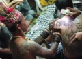 Pemuda Dayak pedalaman melukis tato tradisional. Foto: jatiluhuronline