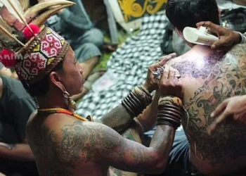 Pemuda Dayak pedalaman melukis tato tradisional. Foto: jatiluhuronline