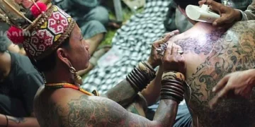 Pemuda Dayak pedalaman melukis tato tradisional. Foto: jatiluhuronline