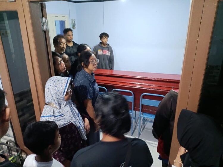 Keluarga menyambut jenazah korban kebakaran KMP Mutiara Sentosa 2