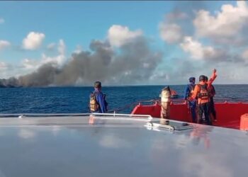 KMP Putri Yasmin terbakar di Selat Lombok