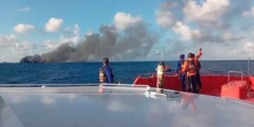 KMP Putri Yasmin terbakar di Selat Lombok
