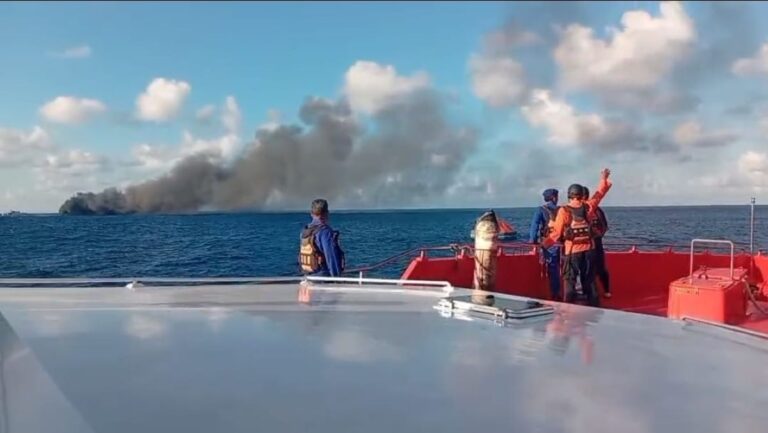 KMP Putri Yasmin terbakar di Selat Lombok