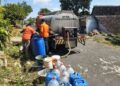 Petugas BPBD Tulungagung mendistribusikan air bersih kepada warga terdampak kekeringan di Desa Kalidawe dan Desa Rejosari