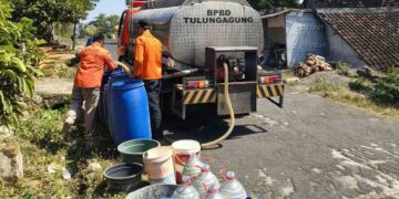 Petugas BPBD Tulungagung mendistribusikan air bersih kepada warga terdampak kekeringan di Desa Kalidawe dan Desa Rejosari