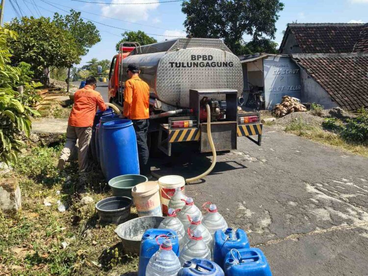 Petugas BPBD Tulungagung mendistribusikan air bersih kepada warga terdampak kekeringan di Desa Kalidawe dan Desa Rejosari