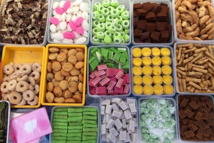 Aneka jajanan pasar dan gorengan untuk camilan pagi